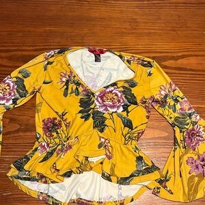New Juniors Med Hot Kiss top with bell sleeves